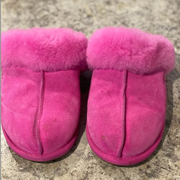 UGG - Picture 1 of 5